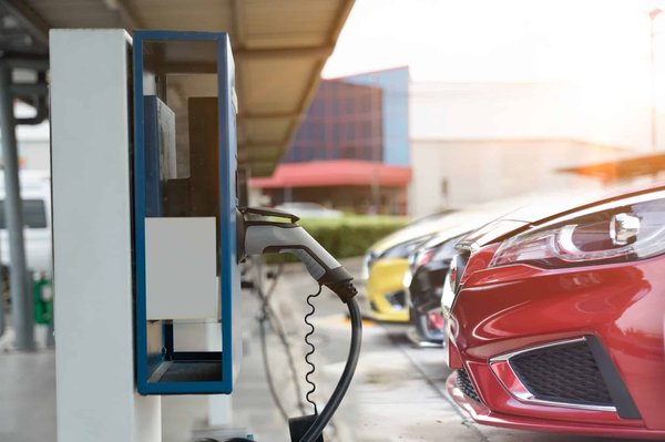 Combien de temps dure la batterie d'une voiture hybride électrique en moyenne?