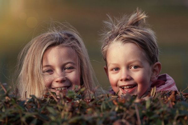 Quelles méthodes pour initier les enfants à l'astronomie à travers des activités ludiques ?